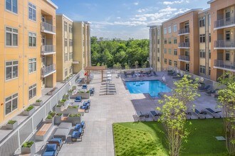 Currents on the Charles in Waltham, MA - Foto de edificio - Building Photo