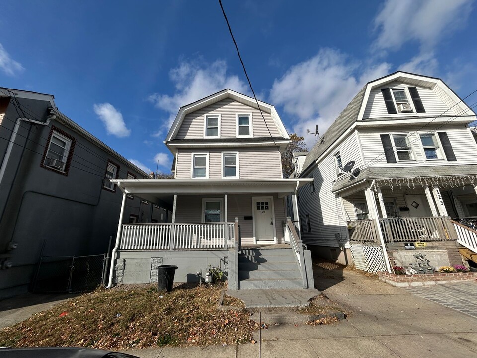 121 Atkins Ave in Asbury Park, NJ - Building Photo