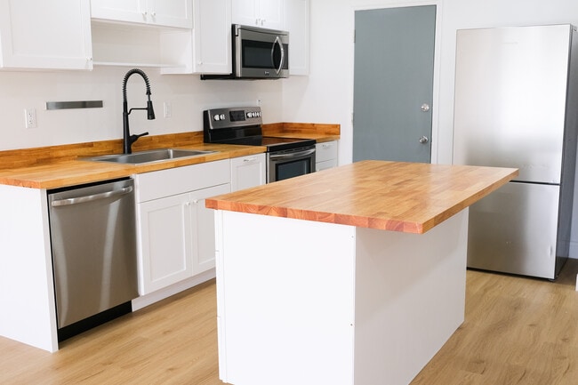 16701 NE 14th Ave, Unit 109 in Miami, FL - Building Photo - Building Photo