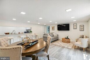 311 Old Rodgers Rd in Bristol, PA - Building Photo