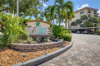 8776 Midnight Pass Rd in Sarasota, FL - Foto de edificio - Building Photo