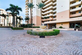 990 Cape Marco Dr in Marco Island, FL - Foto de edificio - Building Photo