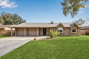 1807 Parkcrest St in Alvin, TX - Building Photo