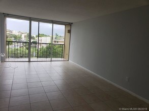 8840 Fontainebleau Blvd-Unit -402 in Miami, FL - Building Photo - Building Photo