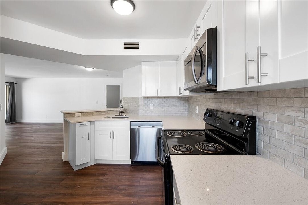 8851 Wiles Rd in Coral Springs, FL - Building Photo