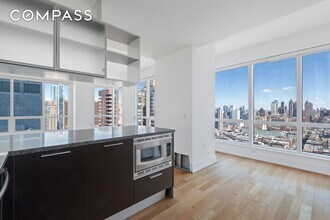 350 W 42nd St, Unit 35B in New York, NY - Building Photo - Building Photo