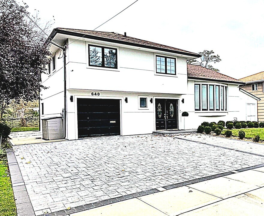 640 Derby Ave in Woodmere, NY - Building Photo