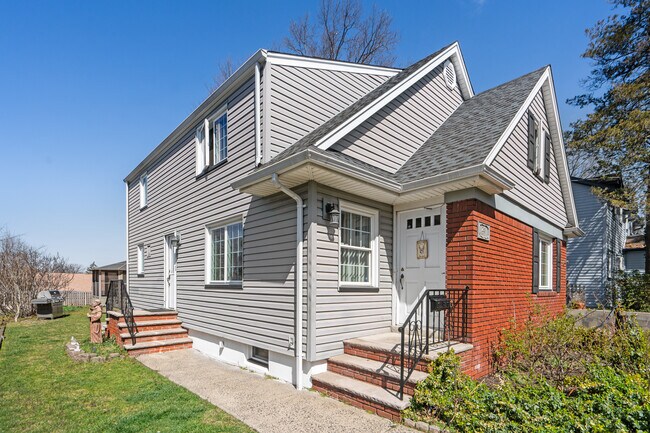 238 Springfield Ave-Unit -2 in Rutherford, NJ - Building Photo - Building Photo