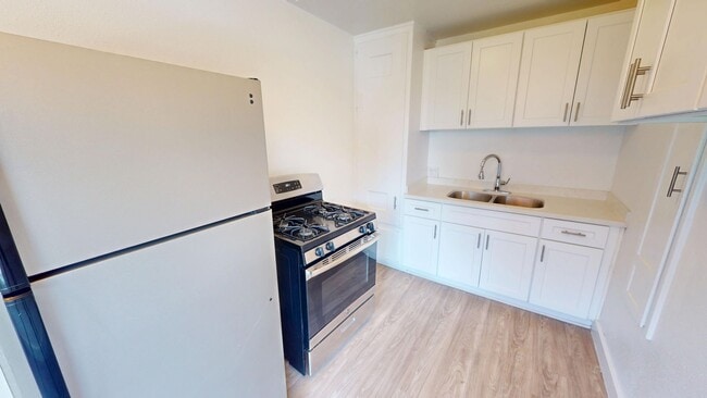 1 BED & 1 BATH UNIT - LOS ANGELES! in Los Angeles, CA - Building Photo - Interior Photo