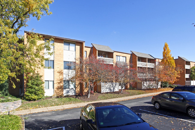 Courtland Hall in Creve Coeur, MO - Building Photo - Building Photo