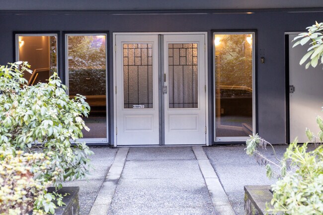 Laurel Place in Vancouver, BC - Building Photo - Building Photo