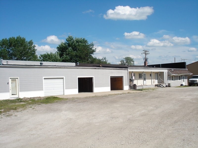 185 Iowa Ave in Martensdale, IA - Building Photo