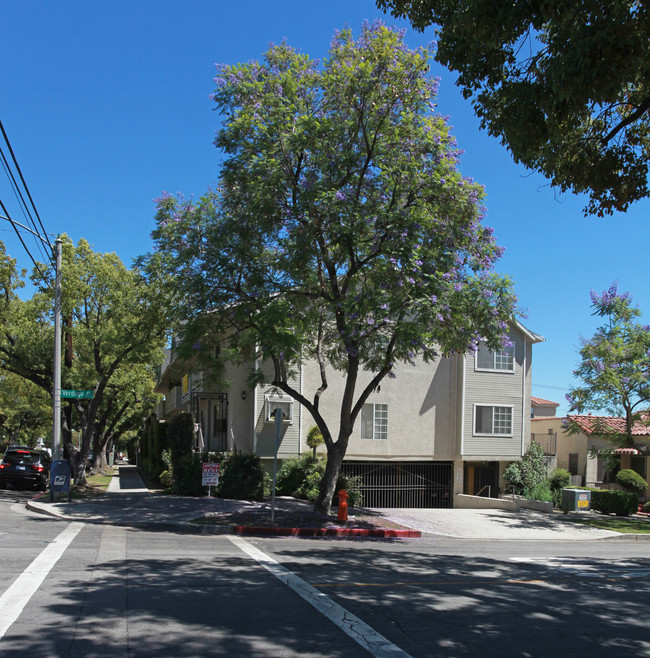 576 E Verdugo Ave in Burbank, CA - Building Photo - Building Photo