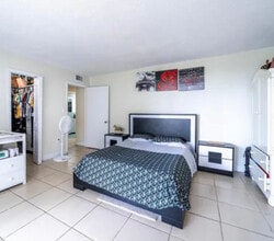 6960 Miami Gardens Dr in Hialeah, FL - Building Photo - Building Photo