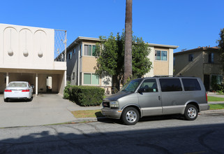 335 N Howard St in Glendale, CA - Building Photo - Building Photo