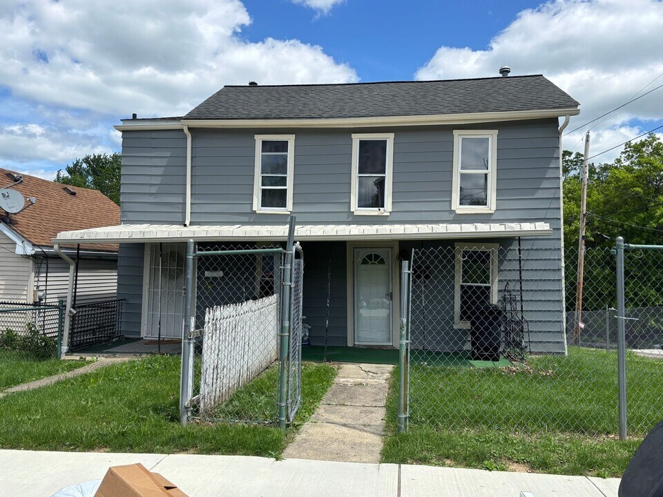 102-104-104 Linn Ave in Washington, PA - Building Photo