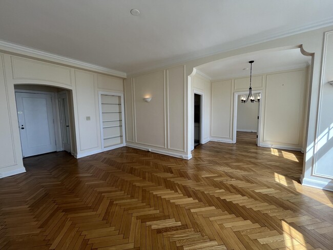 property at 925 E Wells St