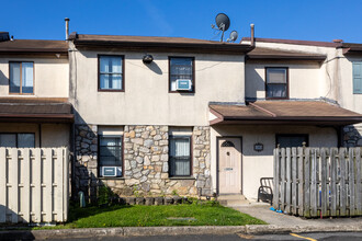 Crofton Place Condos in Philadelphia, PA - Building Photo - Building Photo