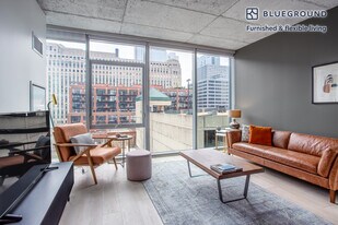 311 W Illinois St in Chicago, IL - Building Photo