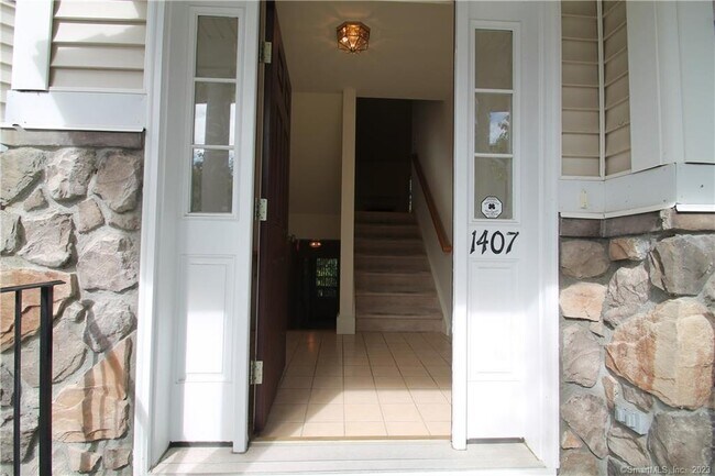 1407 Larson Dr in Danbury, CT - Building Photo - Building Photo