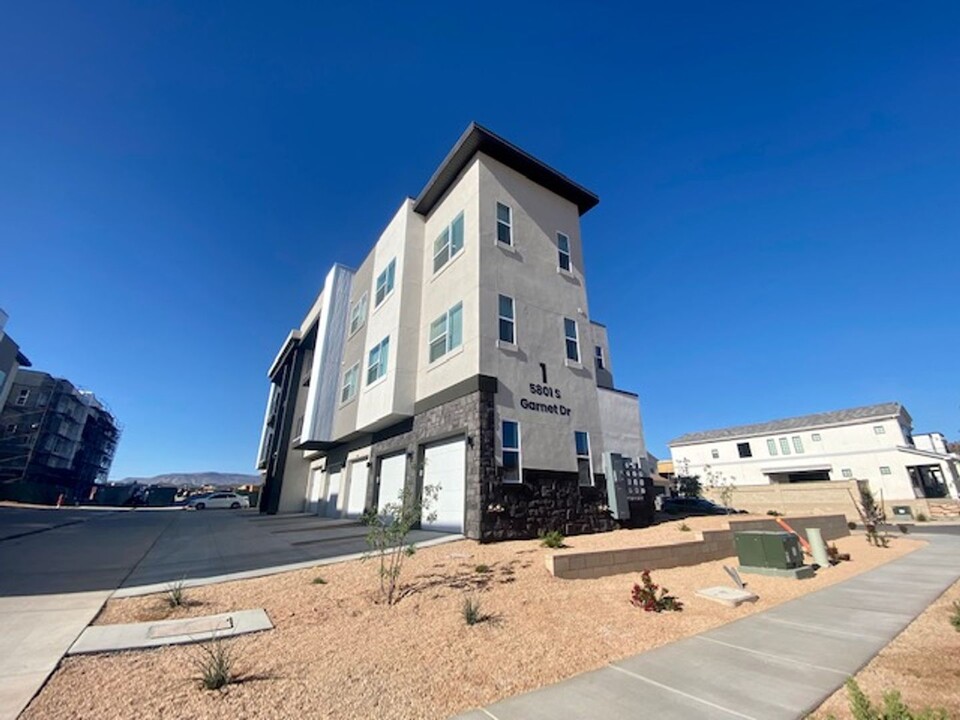 5801 S Garnet Dr in Saint George, UT - Foto de edificio