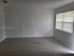 5156 NE 6th Ave in Oakland Park, FL - Foto de edificio - Building Photo