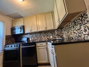 361 Sheridan St in Westbury, NY - Building Photo - Building Photo