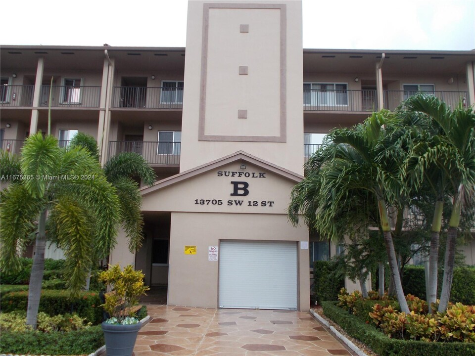 13705 SW 12th St in Pembroke Pines, FL - Building Photo