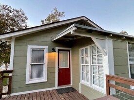 1075 W Coll St in New Braunfels, TX - Building Photo