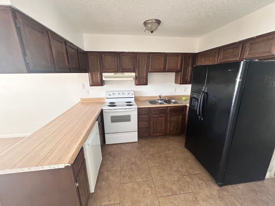 6979 Issac Ave in Las Vegas, NV - Building Photo