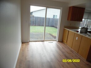 990 SW Oriole St in McMinnville, OR - Building Photo - Building Photo