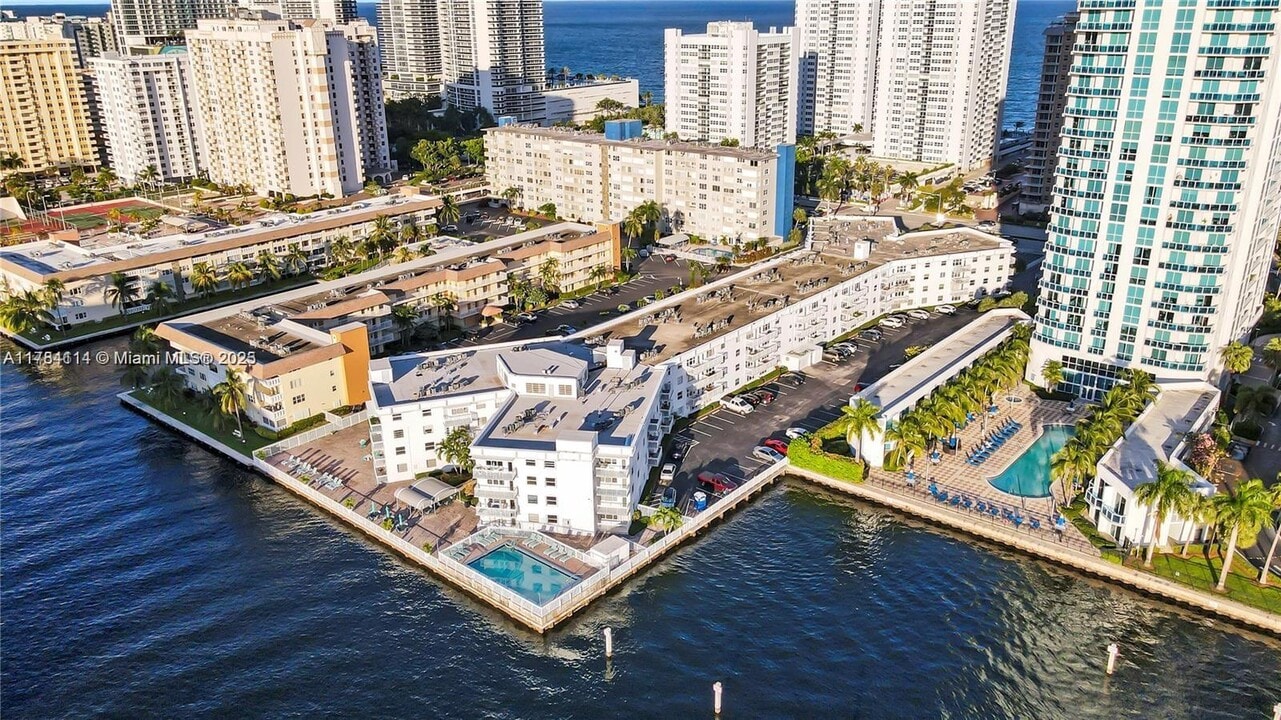 1913 S Ocean Dr, Unit 121 in Hallandale Beach, FL - Foto de edificio