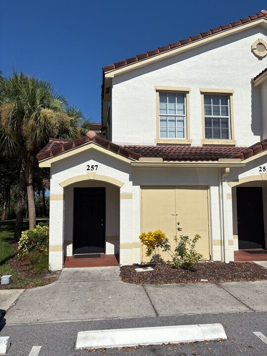 257 SE Kitching Cir in Stuart, FL - Foto de edificio