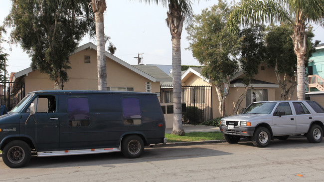 233-243 Olive Ave in Long Beach, CA - Building Photo - Building Photo