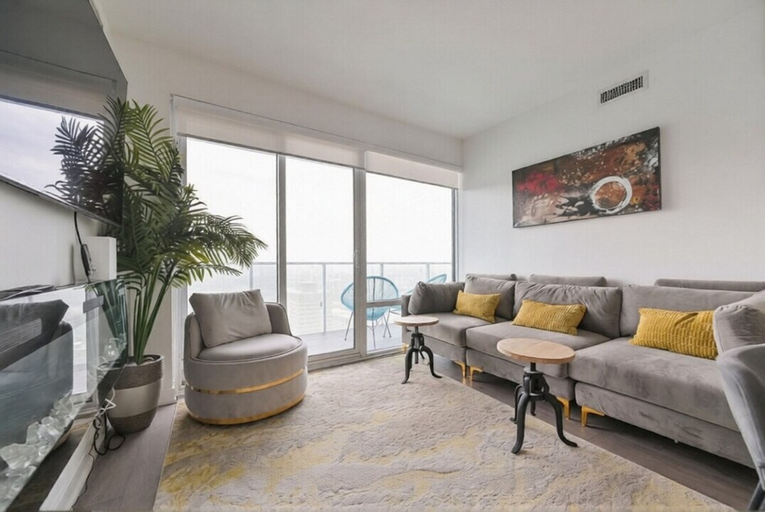 7 Wood St in Toronto, ON - Building Photo