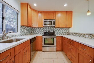 1013 Woodside Rd in Redwood City, CA - Building Photo - Building Photo