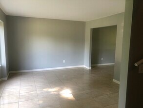 10255 Wayne Rd in Livonia, MI - Foto de edificio - Building Photo