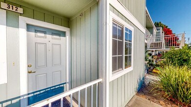 1501 La Esplanada Pl in Santa Rosa, CA - Building Photo - Building Photo