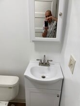 24 Henry St, Unit 2 in New Britain, CT - Foto de edificio - Building Photo