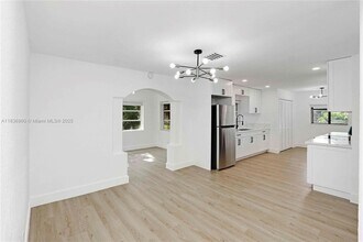 610 NW 38th Ct in Pompano Beach, FL - Building Photo - Building Photo