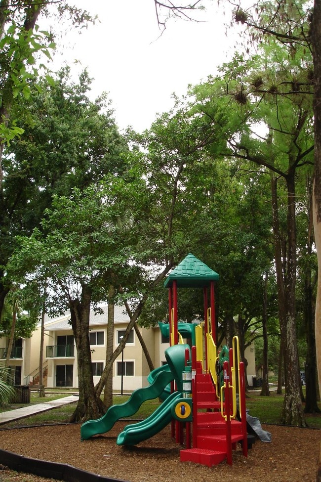 Woodsdale Oaks in Lauderdale Lakes, FL - Foto de edificio - Building Photo