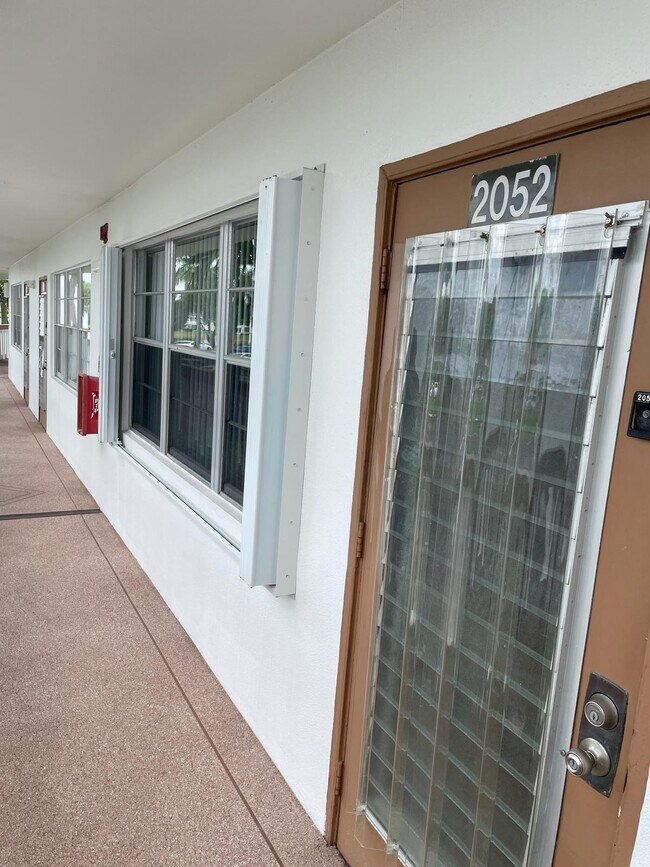 2052 Cornwall C in Boca Raton, FL - Building Photo - Building Photo