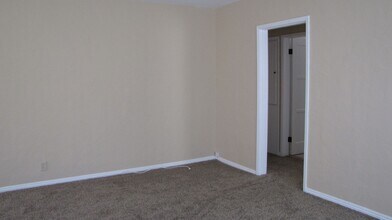 105 Brighton Way in Bakersfield, CA - Foto de edificio - Building Photo