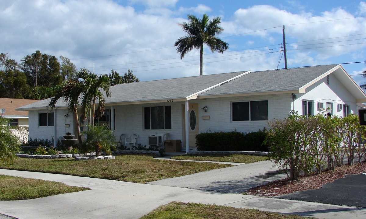 522 W Kalmia Dr in Lake Park, FL - Foto de edificio