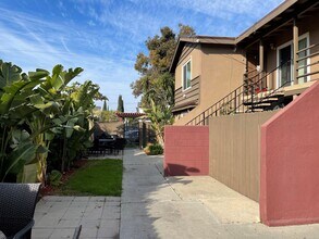 1009 Valencia St in Costa Mesa, CA - Building Photo - Building Photo