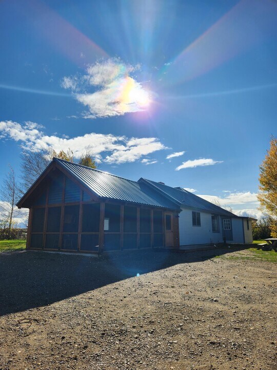 88 Paradise Rd in Pinedale, WY - Building Photo
