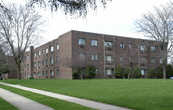 Crystal Terrace Apartments in Crystal Lake, IL - Building Photo - Building Photo