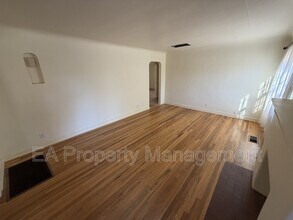 921 Dartmouth Dr NE in Albuquerque, NM - Building Photo - Building Photo