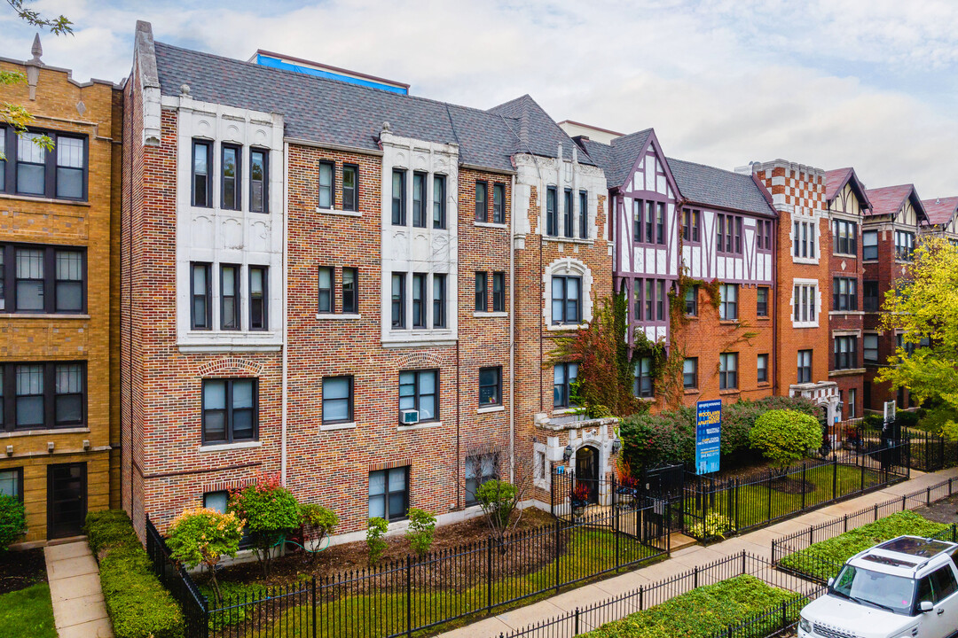 Woodlawn House Apartments in Chicago, IL - Building Photo