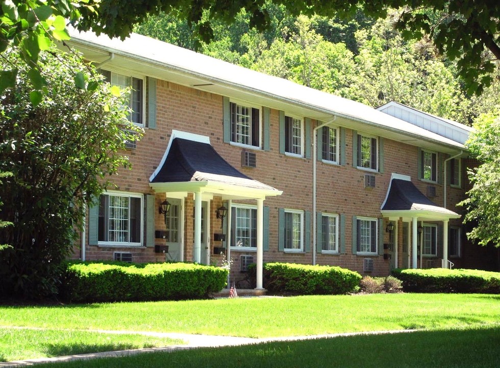 Waterfall Village in Bloomingdale, NJ - Foto de edificio